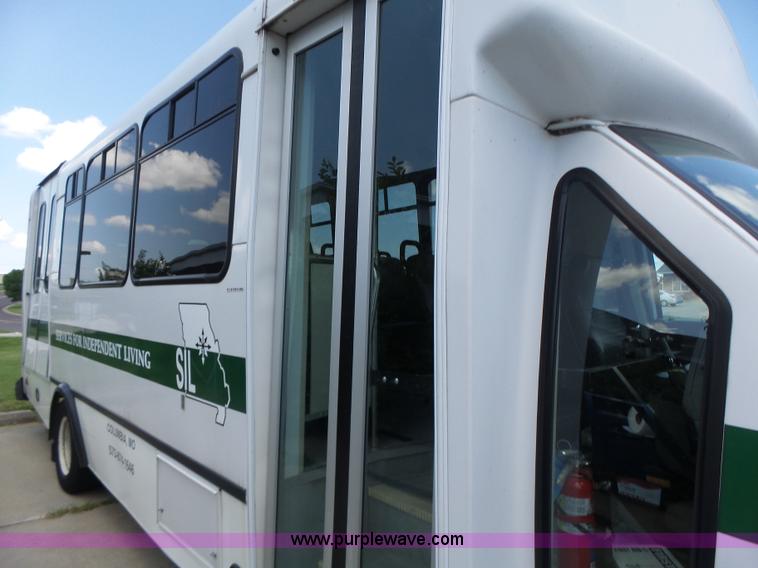 image for item K5719 2009 Ford E450 Champion bus