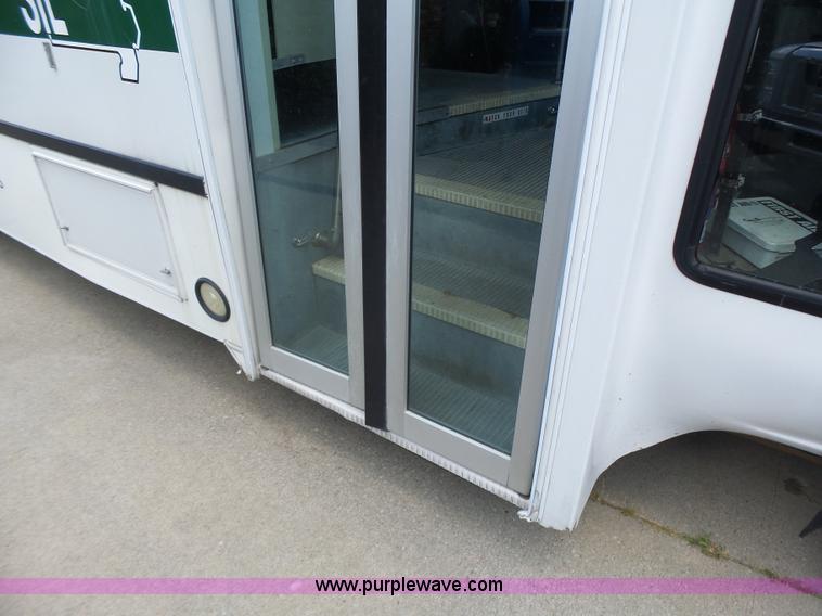 image for item K5719 2009 Ford E450 Champion bus