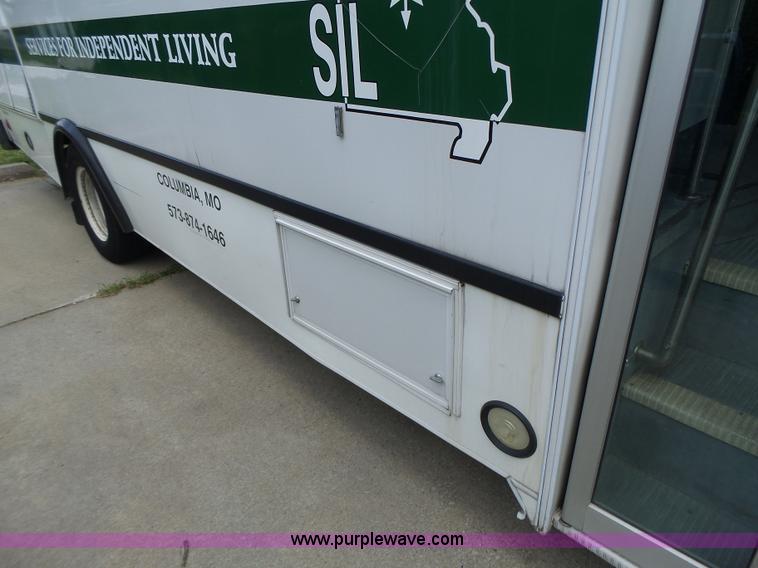 image for item K5719 2009 Ford E450 Champion bus