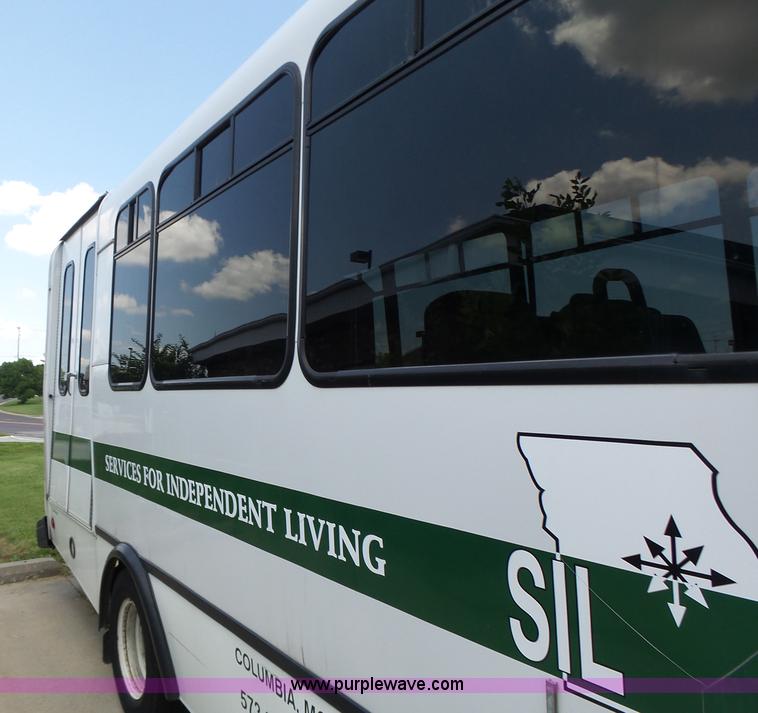 image for item K5719 2009 Ford E450 Champion bus