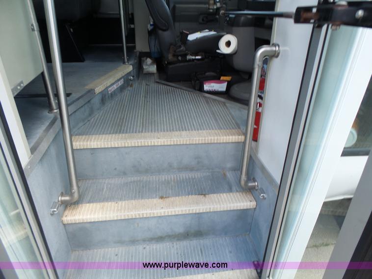 image for item K5719 2009 Ford E450 Champion bus