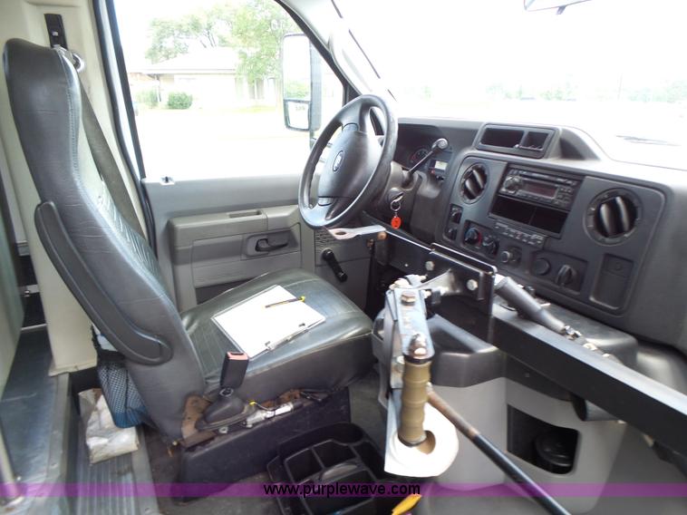 image for item K5719 2009 Ford E450 Champion bus