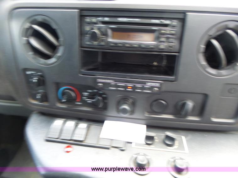 image for item K5719 2009 Ford E450 Champion bus