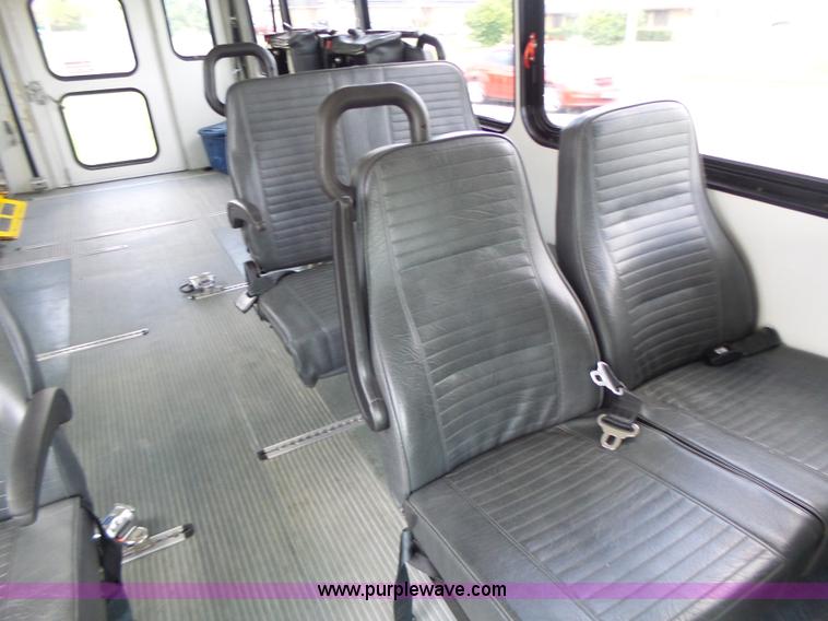 image for item K5719 2009 Ford E450 Champion bus