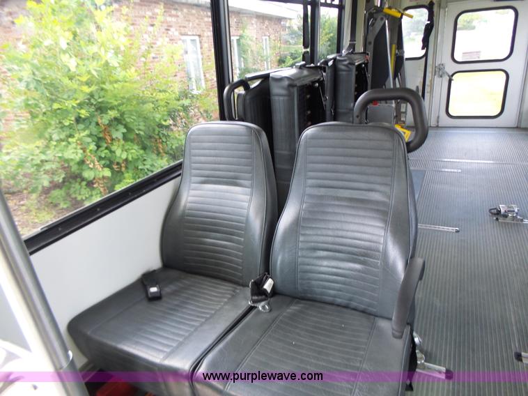 image for item K5719 2009 Ford E450 Champion bus