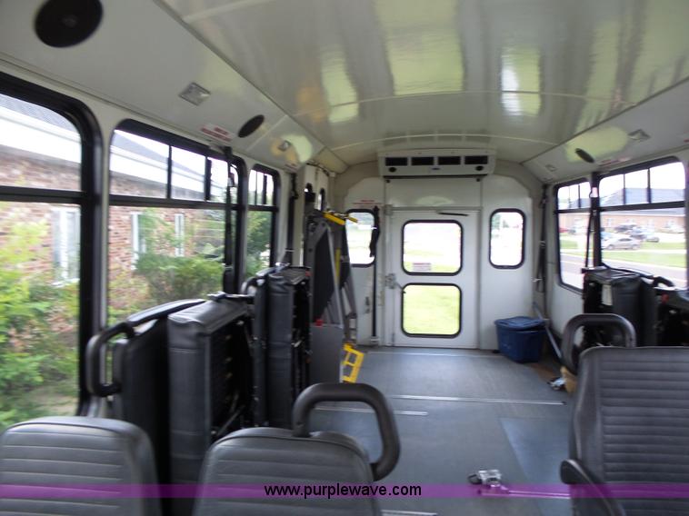 image for item K5719 2009 Ford E450 Champion bus