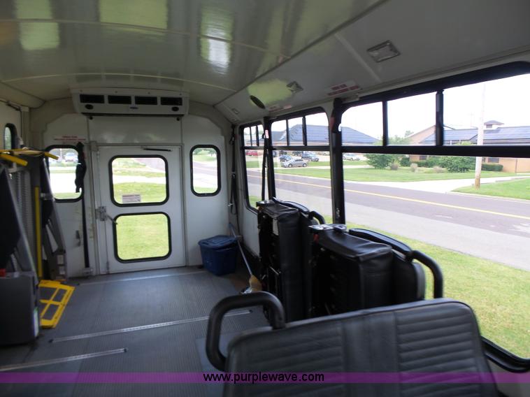 image for item K5719 2009 Ford E450 Champion bus