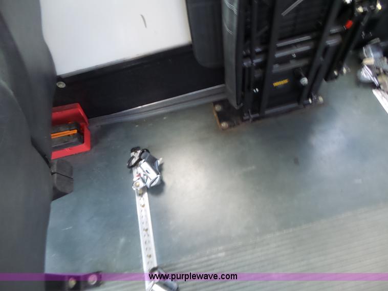 image for item K5719 2009 Ford E450 Champion bus