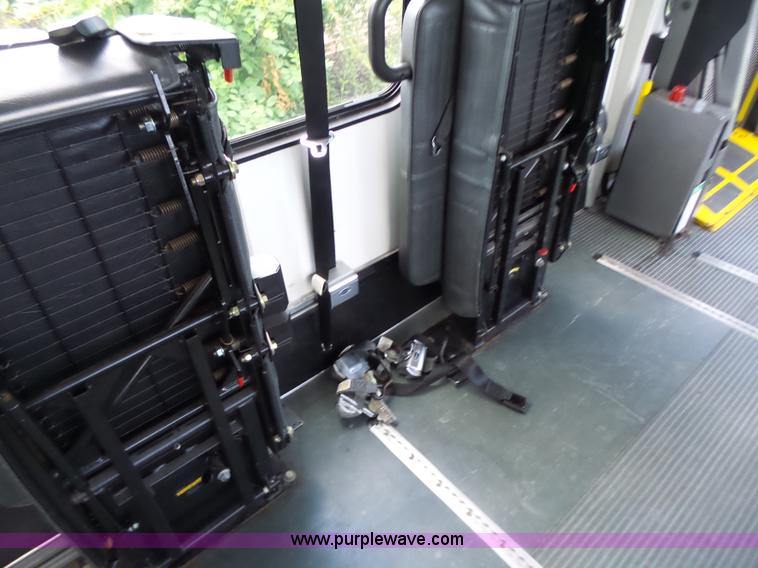 image for item K5719 2009 Ford E450 Champion bus