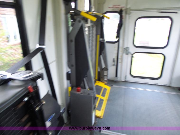 image for item K5719 2009 Ford E450 Champion bus