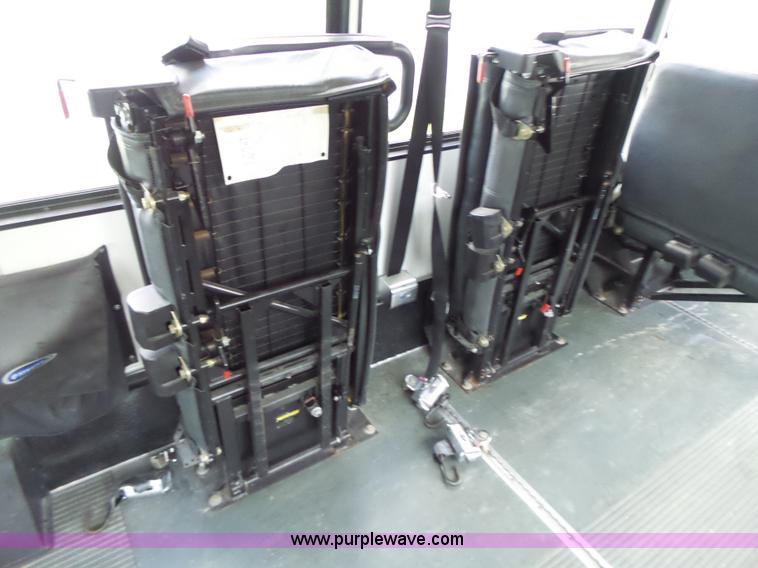 image for item K5719 2009 Ford E450 Champion bus