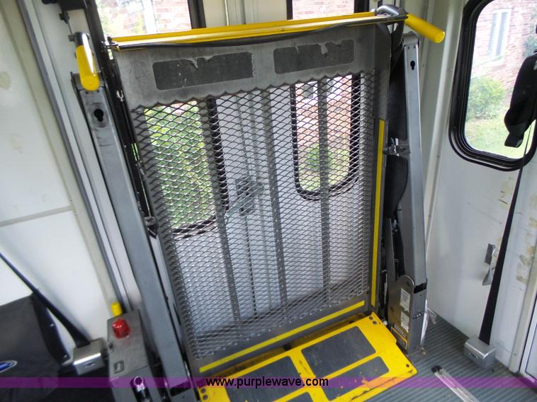 image for item K5719 2009 Ford E450 Champion bus