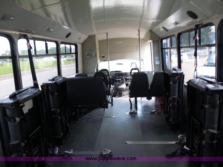 image for item K5719 2009 Ford E450 Champion bus