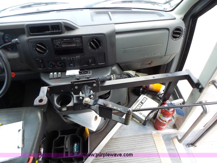 image for item K5719 2009 Ford E450 Champion bus