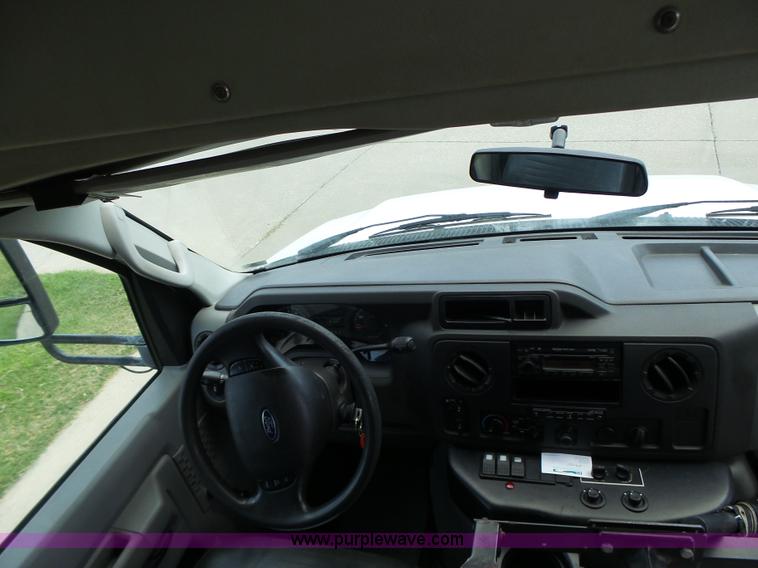 image for item K5719 2009 Ford E450 Champion bus