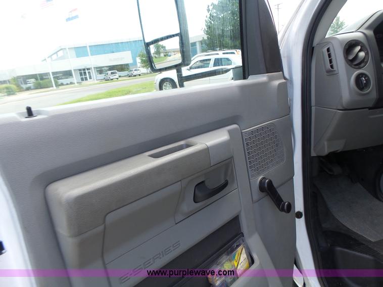 image for item K5719 2009 Ford E450 Champion bus