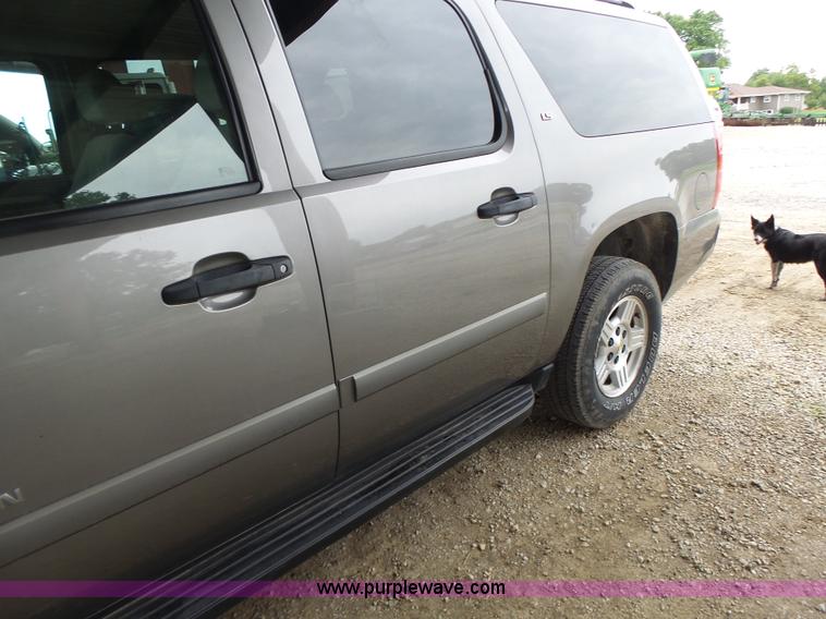 image for item K5724 2007 Chevrolet Suburban 1500 SUV