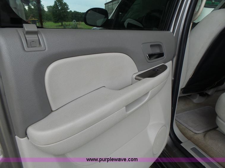 image for item K5724 2007 Chevrolet Suburban 1500 SUV