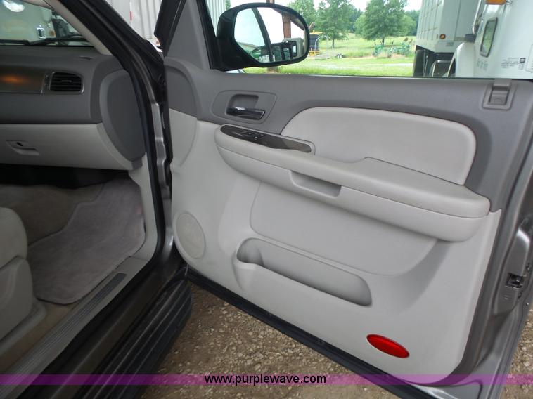 image for item K5724 2007 Chevrolet Suburban 1500 SUV
