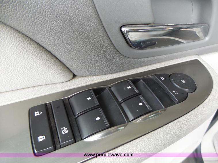 image for item K5724 2007 Chevrolet Suburban 1500 SUV