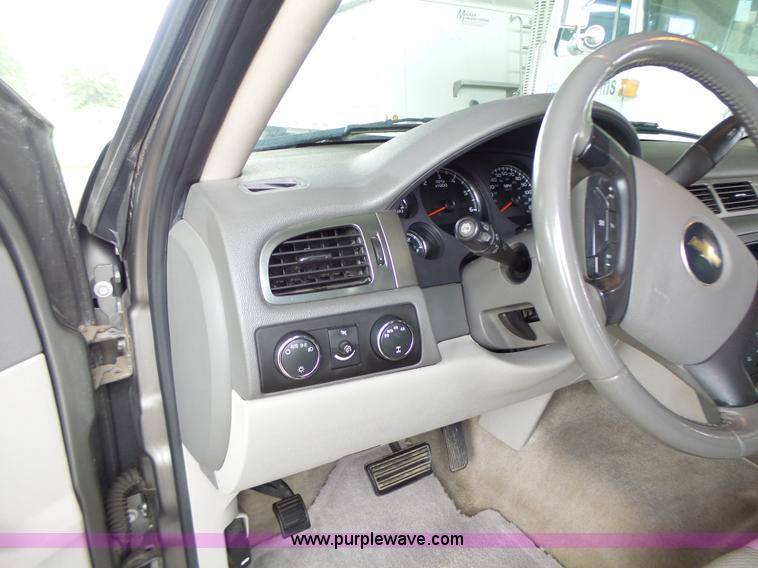 image for item K5724 2007 Chevrolet Suburban 1500 SUV