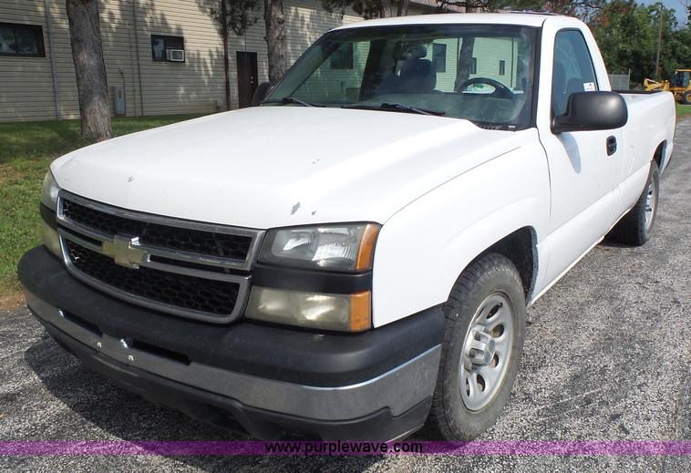 image for item K5740 2006 Chevrolet Silverado 1500 pickup truck