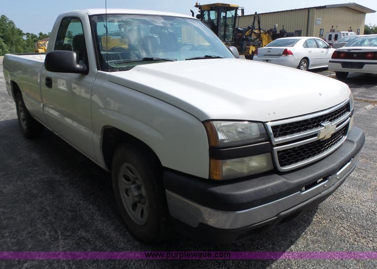 image for item K5740 2006 Chevrolet Silverado 1500 pickup truck