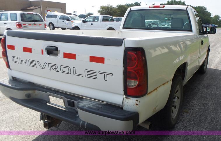 image for item K5740 2006 Chevrolet Silverado 1500 pickup truck