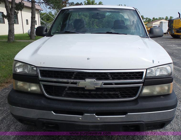 image for item K5740 2006 Chevrolet Silverado 1500 pickup truck
