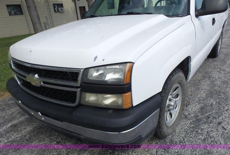 image for item K5740 2006 Chevrolet Silverado 1500 pickup truck