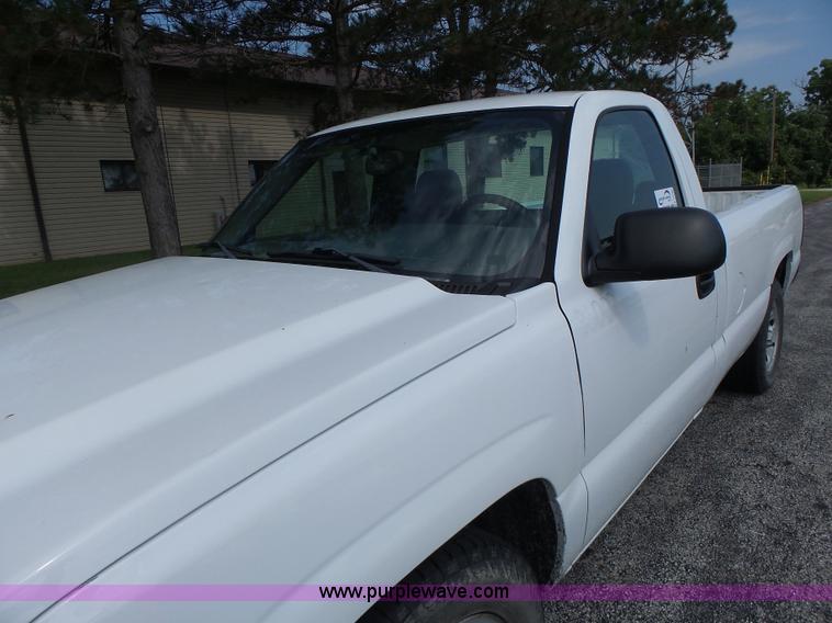 image for item K5740 2006 Chevrolet Silverado 1500 pickup truck
