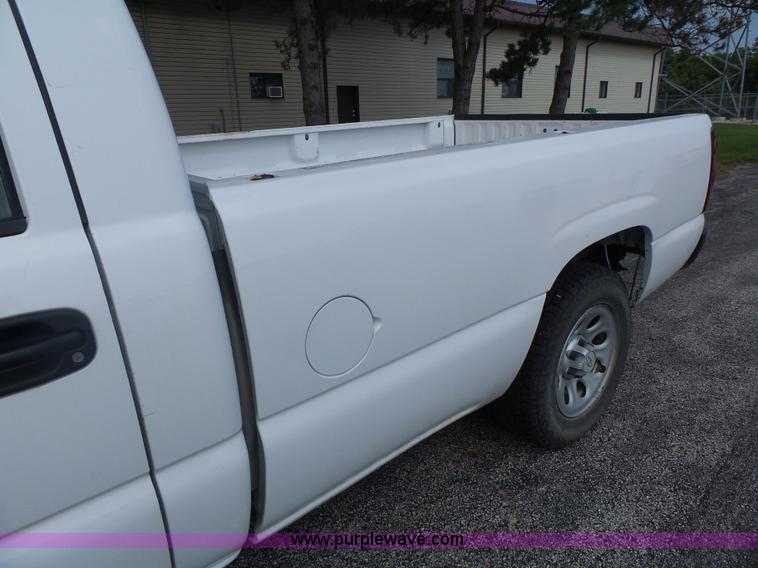 image for item K5740 2006 Chevrolet Silverado 1500 pickup truck