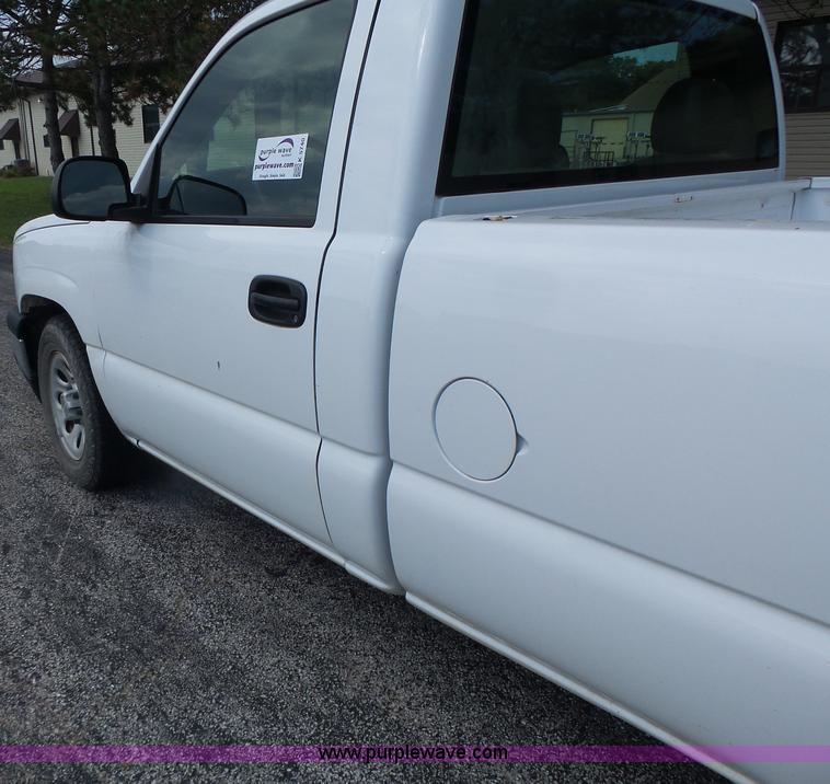 image for item K5740 2006 Chevrolet Silverado 1500 pickup truck