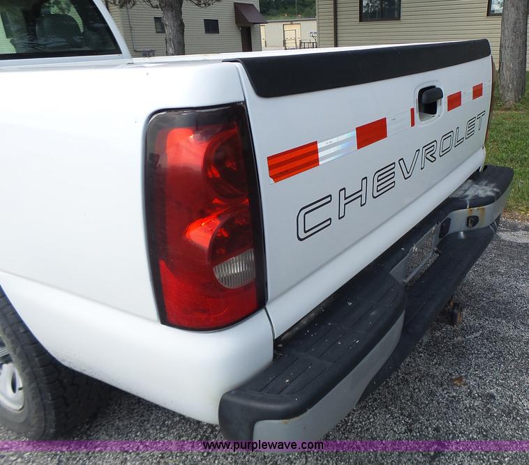 image for item K5740 2006 Chevrolet Silverado 1500 pickup truck