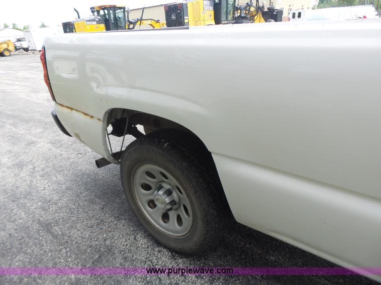 image for item K5740 2006 Chevrolet Silverado 1500 pickup truck