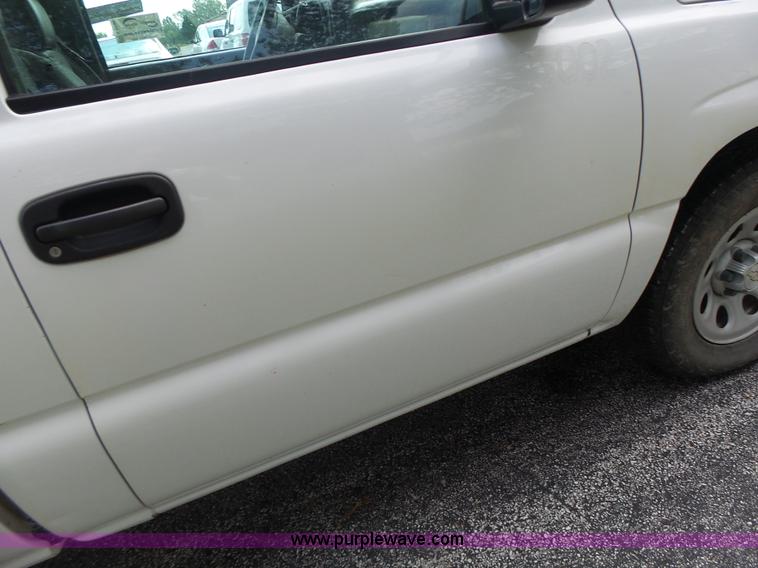 image for item K5740 2006 Chevrolet Silverado 1500 pickup truck