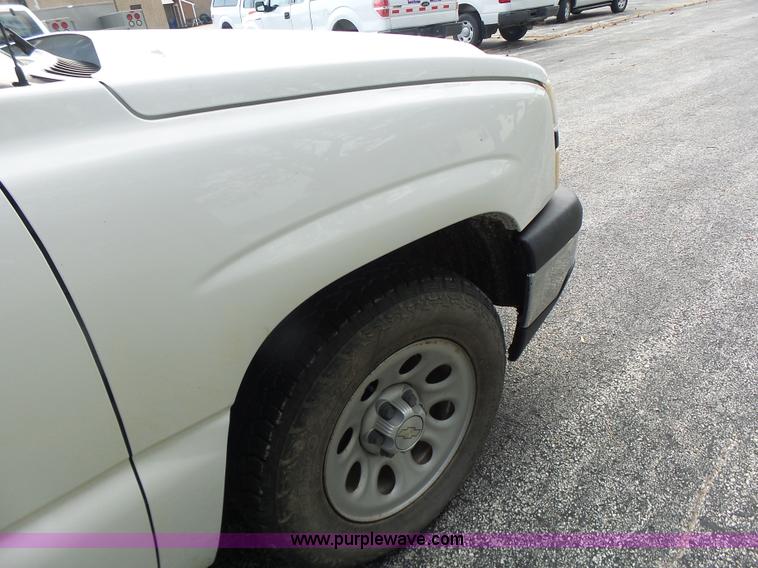 image for item K5740 2006 Chevrolet Silverado 1500 pickup truck