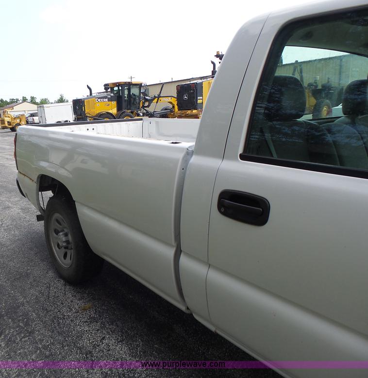 image for item K5740 2006 Chevrolet Silverado 1500 pickup truck