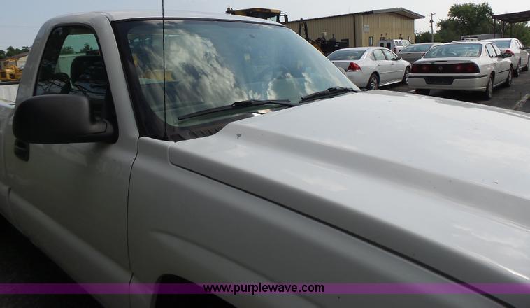 image for item K5740 2006 Chevrolet Silverado 1500 pickup truck
