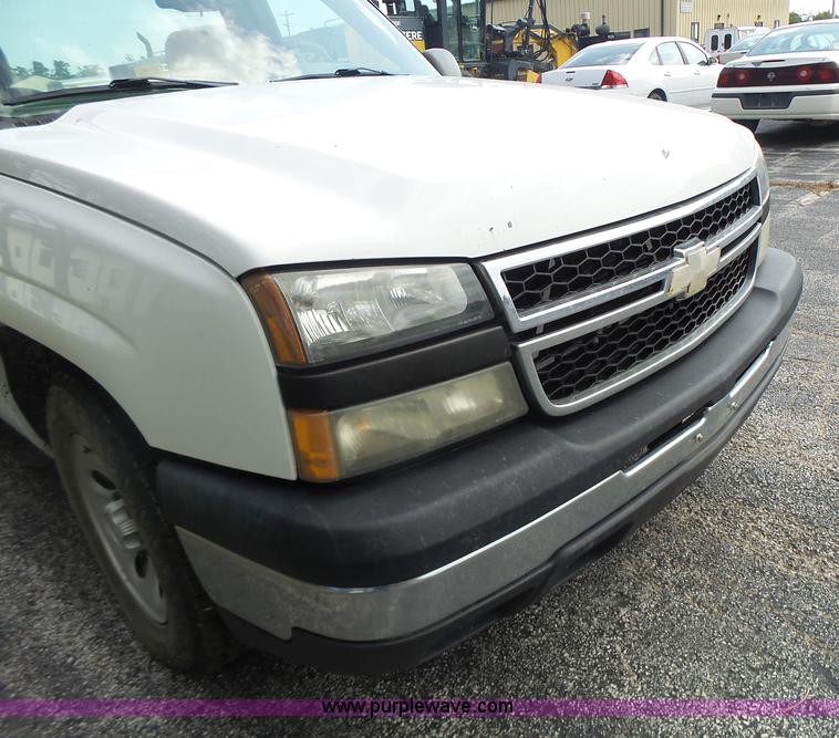 image for item K5740 2006 Chevrolet Silverado 1500 pickup truck
