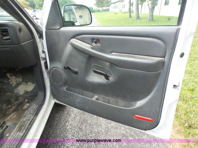 image for item K5740 2006 Chevrolet Silverado 1500 pickup truck