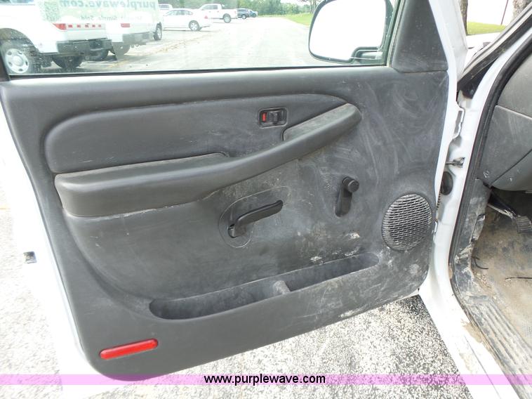 image for item K5740 2006 Chevrolet Silverado 1500 pickup truck