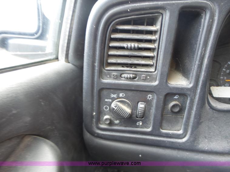 image for item K5740 2006 Chevrolet Silverado 1500 pickup truck