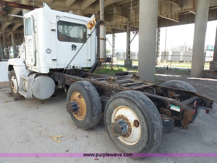 image for item L4954 1998 Freightliner FLD semi truck