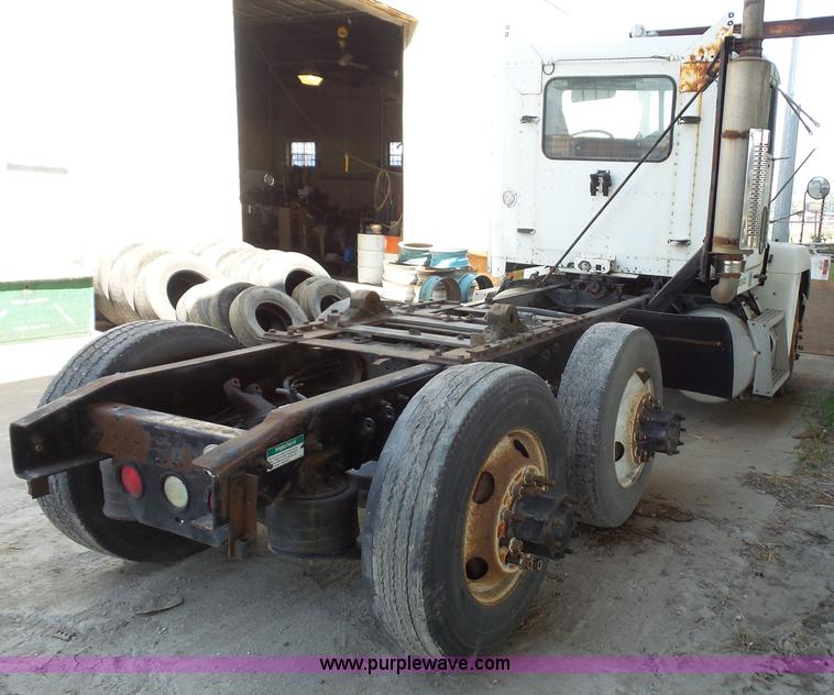 image for item L4954 1998 Freightliner FLD semi truck