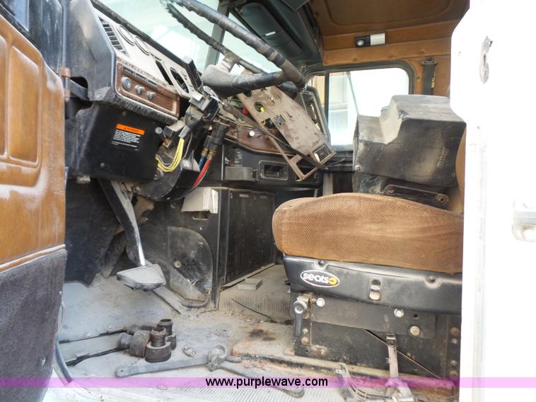 image for item L4954 1998 Freightliner FLD semi truck