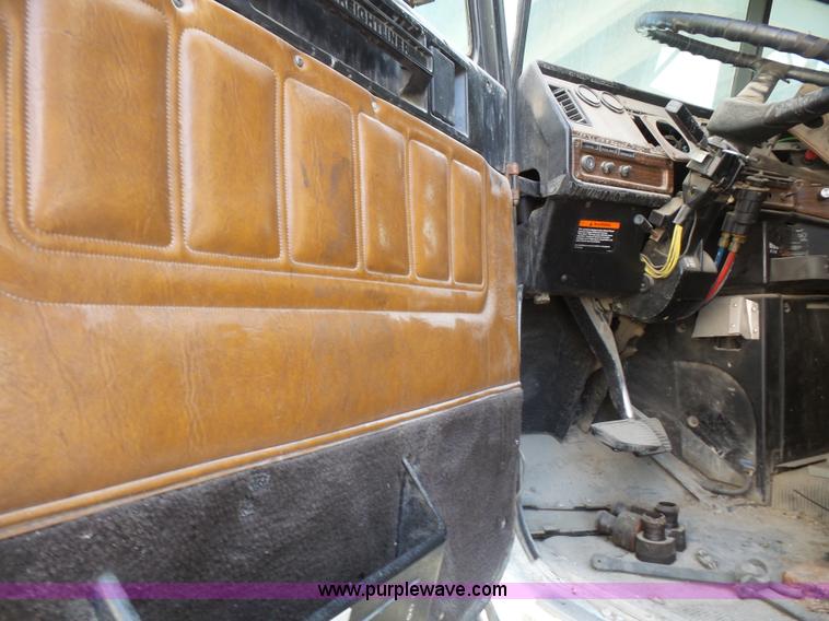 image for item L4954 1998 Freightliner FLD semi truck