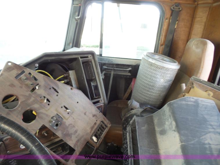 image for item L4954 1998 Freightliner FLD semi truck
