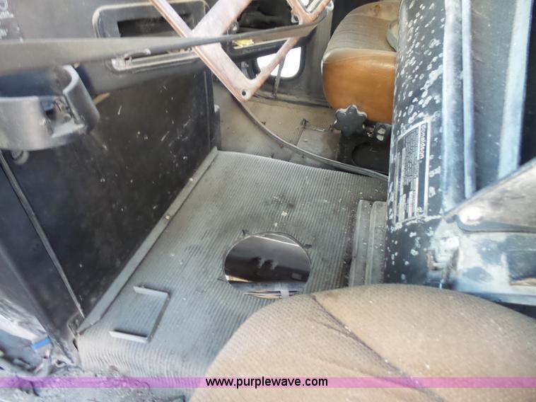 image for item L4954 1998 Freightliner FLD semi truck