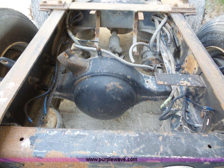 image for item L4954 1998 Freightliner FLD semi truck